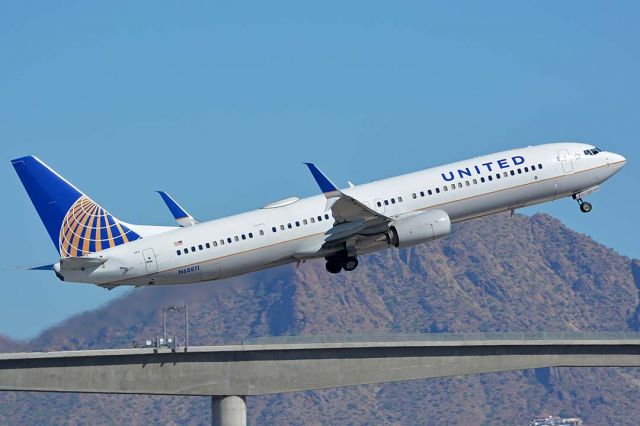 Boeing 737-900 (N68811) - United Boeing 737-924 N68811 at Phoenix Sky Harbor on October 14, 2017. 