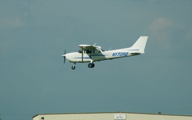 Cessna Skyhawk (N170RB) - Making a touch and go approach