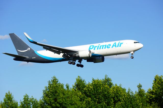 N337AZ — - Short Final on a hot but beautiful Saturday. 