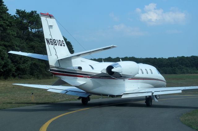 Cessna Citation Excel/XLS (EJA681P) - Holding short of RW28.