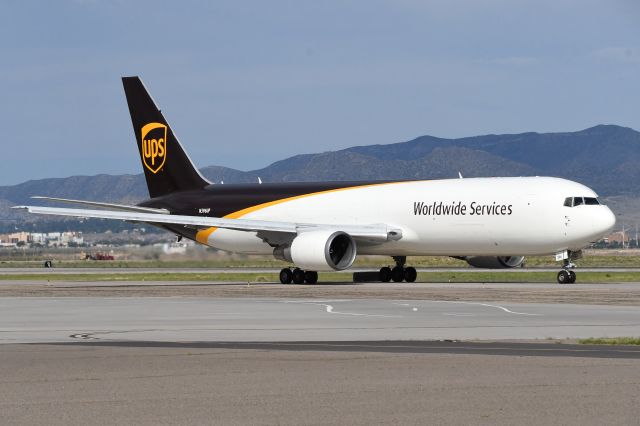 BOEING 767-300 (N396UP)