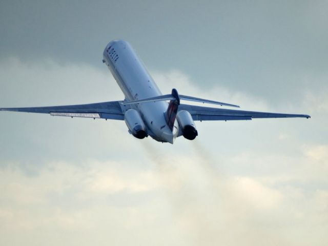 McDonnell Douglas MD-88 (N976DL)