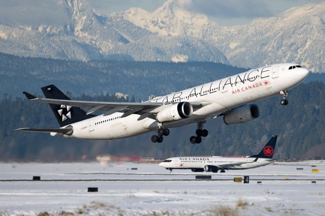 Airbus A330-300 (C-GHLM)