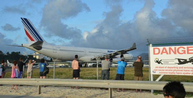 Airbus A340-300 (F-GLZT)