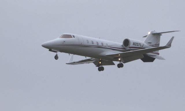 Learjet 60 (N207LJ) - With a 1400 hundred foot ceiling this 2000 Learjet 60 is on final in the Autumn of 2018.