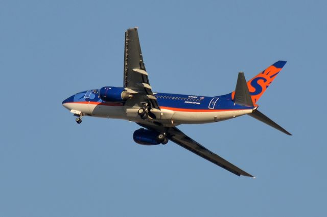 Boeing 737-700 (N713SY) - Sun country 617 executing a go around after battling some winds.