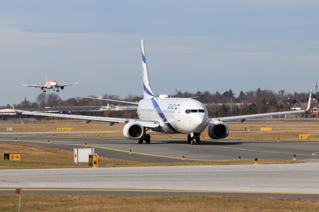 Alaska Airlines Boeing 737-900ER Russell Wilson [N453AS] landing in PDX 