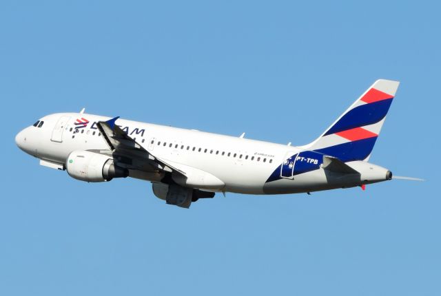 Airbus A319 (PT-TPB)