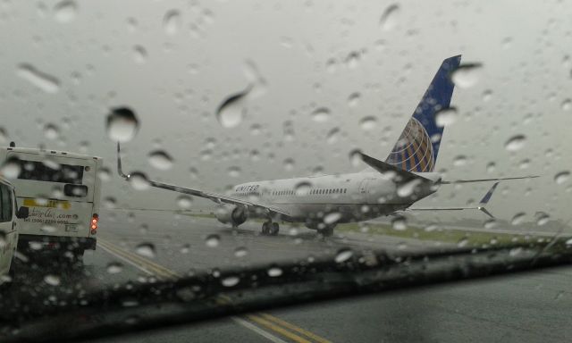 Boeing 737-900 — - UNDER RAIN