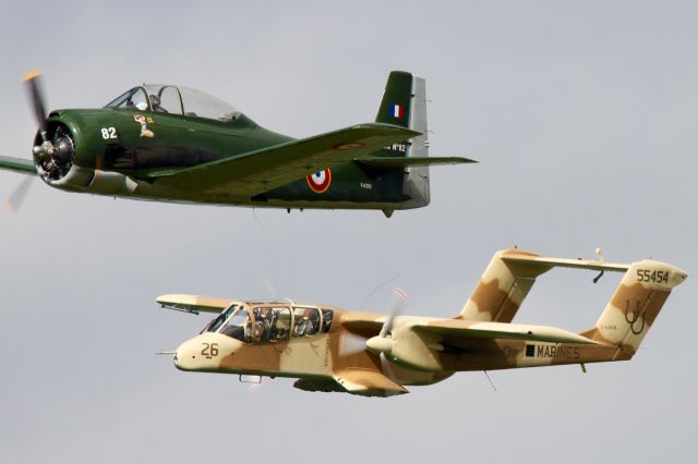 F-AZKM — - North American Bronco en formation avec Fennec