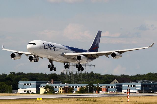 Airbus A340-300 (CC-CQF)