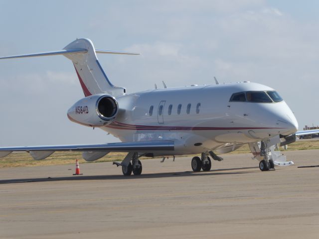 Bombardier Challenger 300 (N584D)