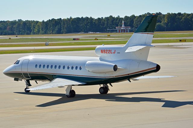 Dassault Falcon 900 (N922LJ) - TWY92 departing for MSN