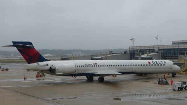 McDonnell Douglas MD-90 (N954DN)