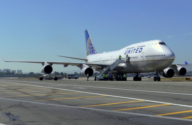 Boeing 747-400 (N175UA)