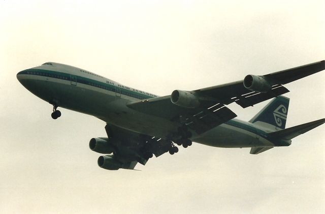 Boeing 747-200 (ZK-NZZ) - KLAX - March 1989 Tokomaru arriving at LAX on 6L