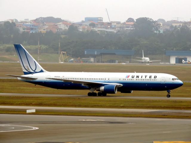 BOEING 767-300 (N642UA)