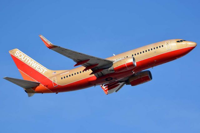 Boeing 737-700 (N792SW) - Southwest Boeing 737-7H4 N792SW retro Gold at Phoenix Sky Harbor on January 21, 2016. It first flew on December 12, 2000. Its construction number is 27887. It was delivered to Southwest on December 21, 2000. Southwest operates three 737s in retro gold livery. 