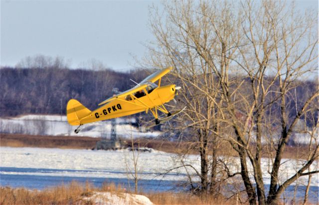 Piper PA-22 Tri-Pacer (C-GPKQ) - C-GPKQ Piper PA-22 Colt 108X survolant le fleuve St-Laurent à Lavaltrie QC. le 13-02-2022 à 15:23