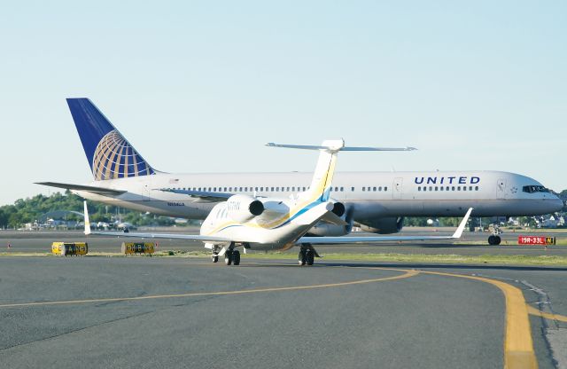 Boeing 757-200 (N524UA) - N77HN on A and the outbound United is on B !