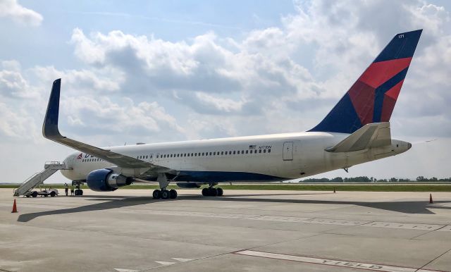 BOEING 767-300 (N171DN) - Weather diversion from ATL coming from SFO.  Photo courtesy of my old man!  7/25/21.