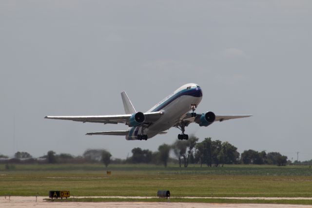 BOEING 767-200 (N604KW)