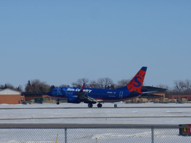 Boeing 737-700 (N710SY) - A Boeing 737-700 landing in Fargo, ND.