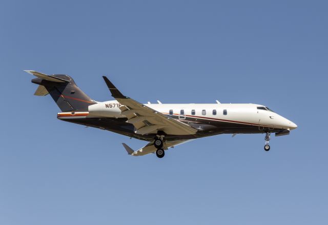 Bombardier Challenger 300 (N571FX)