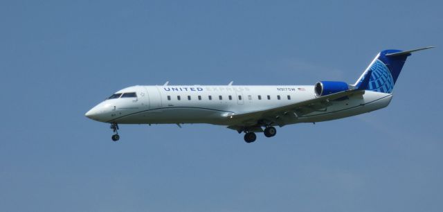 Canadair Regional Jet CRJ-200 (N917SW) - On short final is this 2002 United Express Canadair Regional Jet 200LR from the Spring of 2022.