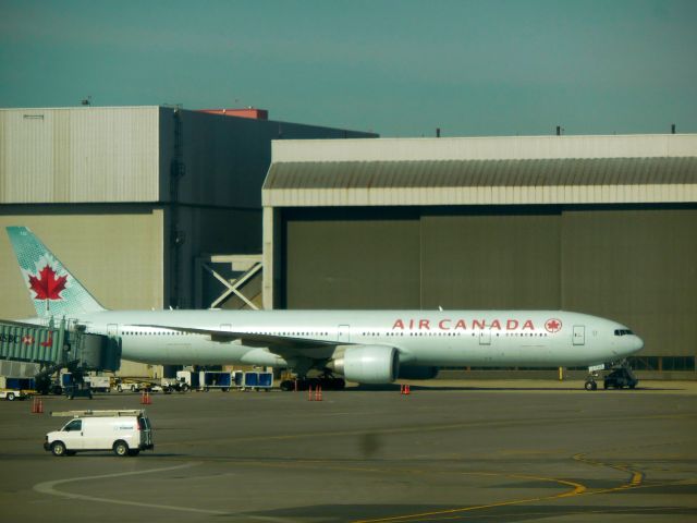 BOEING 777-300ER (C-FITU)