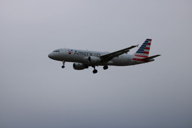 Airbus A320 (N128UW)