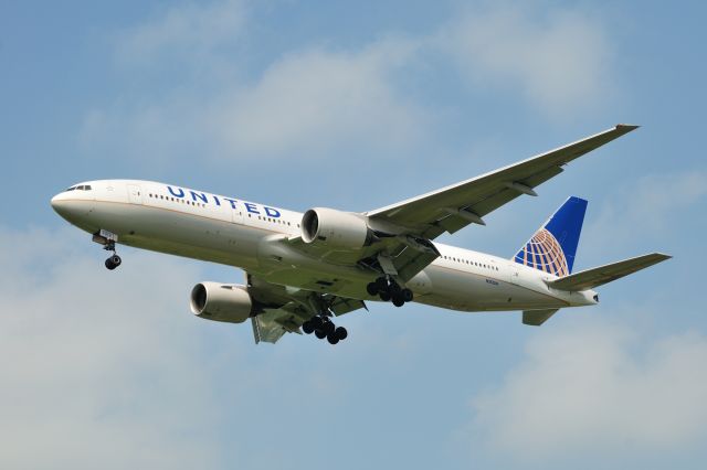 Boeing 777-200 (N212UA) - 2013/8/16