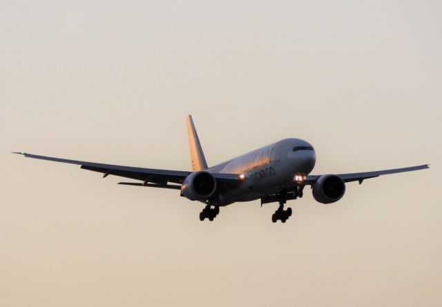 BOEING 777-200LR (N774LA)