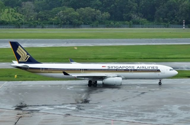 Airbus A330-300 (9V-STV) - Taxing at SIN (2016/11/05)