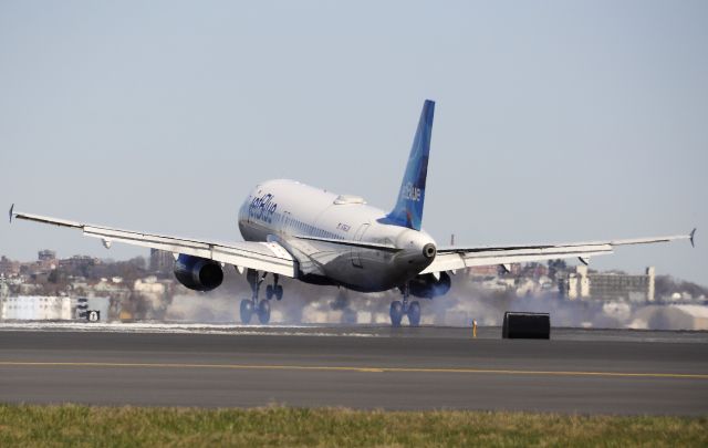 Airbus A320 (N766JB) - RWY33L Landing