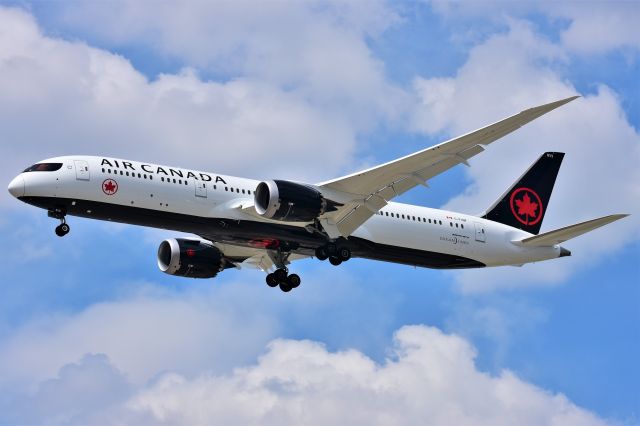 Boeing 787-9 Dreamliner (C-FVNF) - Air Canada Boeing 787-9 Dreamliner arriving at YYC on May 26.