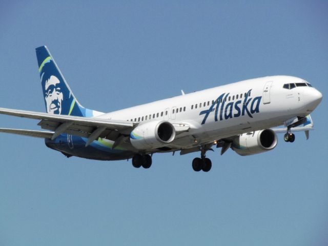 Boeing 737-800 (N552AS) - Landing RWY 20R