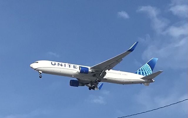 BOEING 767-300 (N670UA) - Runway 28C arrival! 1/16/22.