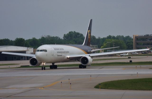 BOEING 767-300 (N348UP) - Takeoff From Des Moines.