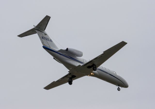 Cessna Citation CJ3 (N752JS) - N752JS on short final for runway 19 at KTEB, arriving from KLUK (1h 32m Flight Time)