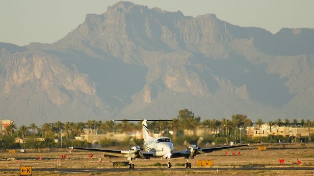 Beechcraft Super King Air 200 (N531SW) - Evening landing at Chandler!