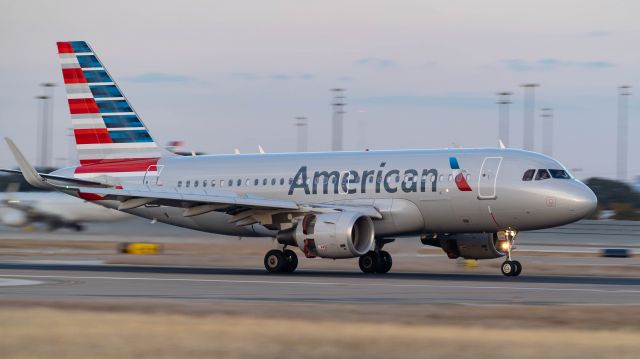 Airbus A319 (N9018E) - Arriving 18Rbr /11/17/18