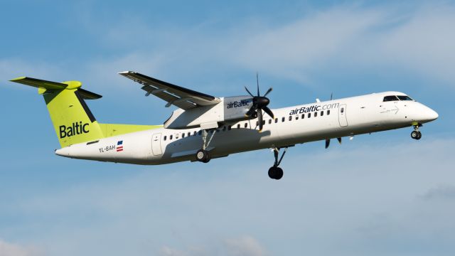 de Havilland Dash 8-400 (YL-BAH)