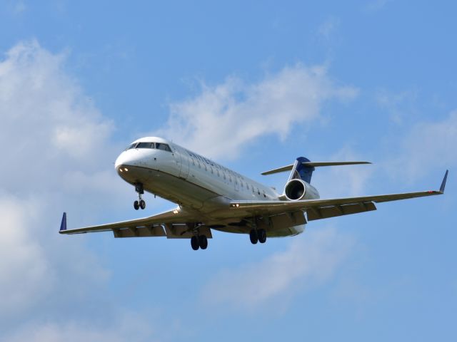 Canadair Regional Jet CRJ-200 (N913SW) - On final for 22