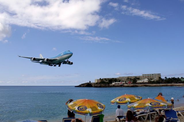 Boeing 747-400 (PH-BFL) - PH-BFL inbound to Princess Juliana Intl (TNCM / SXM) on Dec 13th, 2011