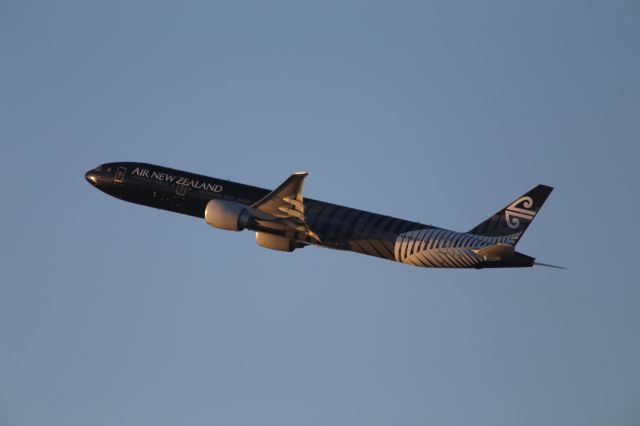 BOEING 777-300ER (ZK-OKQ)