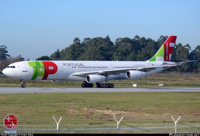 Airbus A340-300 (CS-TOA)