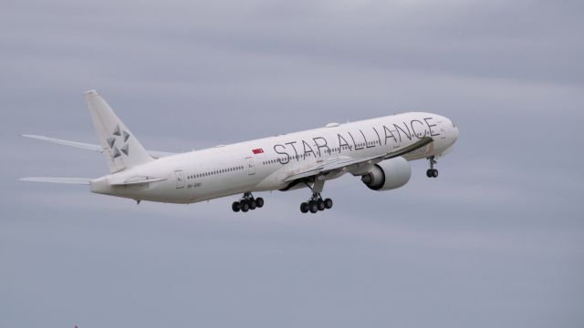 BOEING 777-300ER (9V-SWI) - B77W taking off from YMML runway 16 (2022-12-29 16:59)