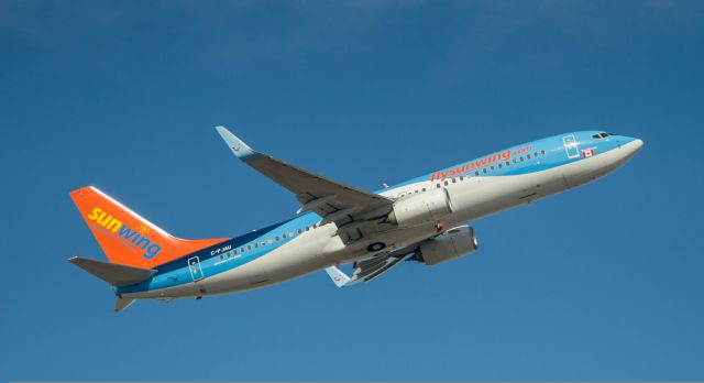 Boeing 737-800 (C-FJAU)