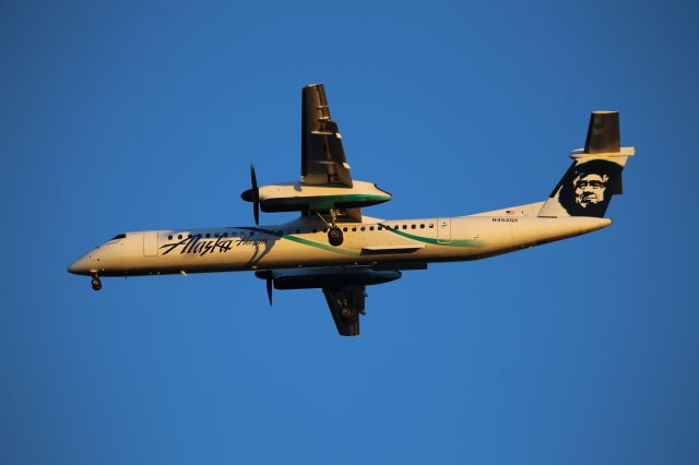 de Havilland Dash 8-400 (N452QX)